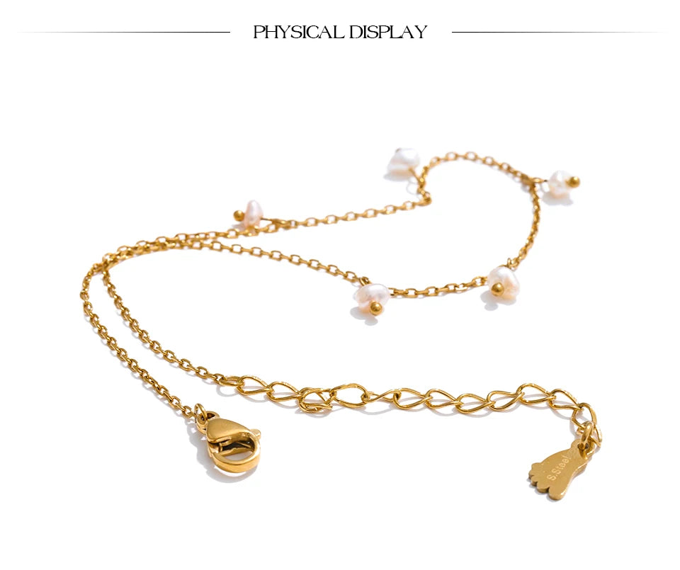 Freshwater pearl geometric chain necklace in gold-plated stainless steel with freshwater pearl.