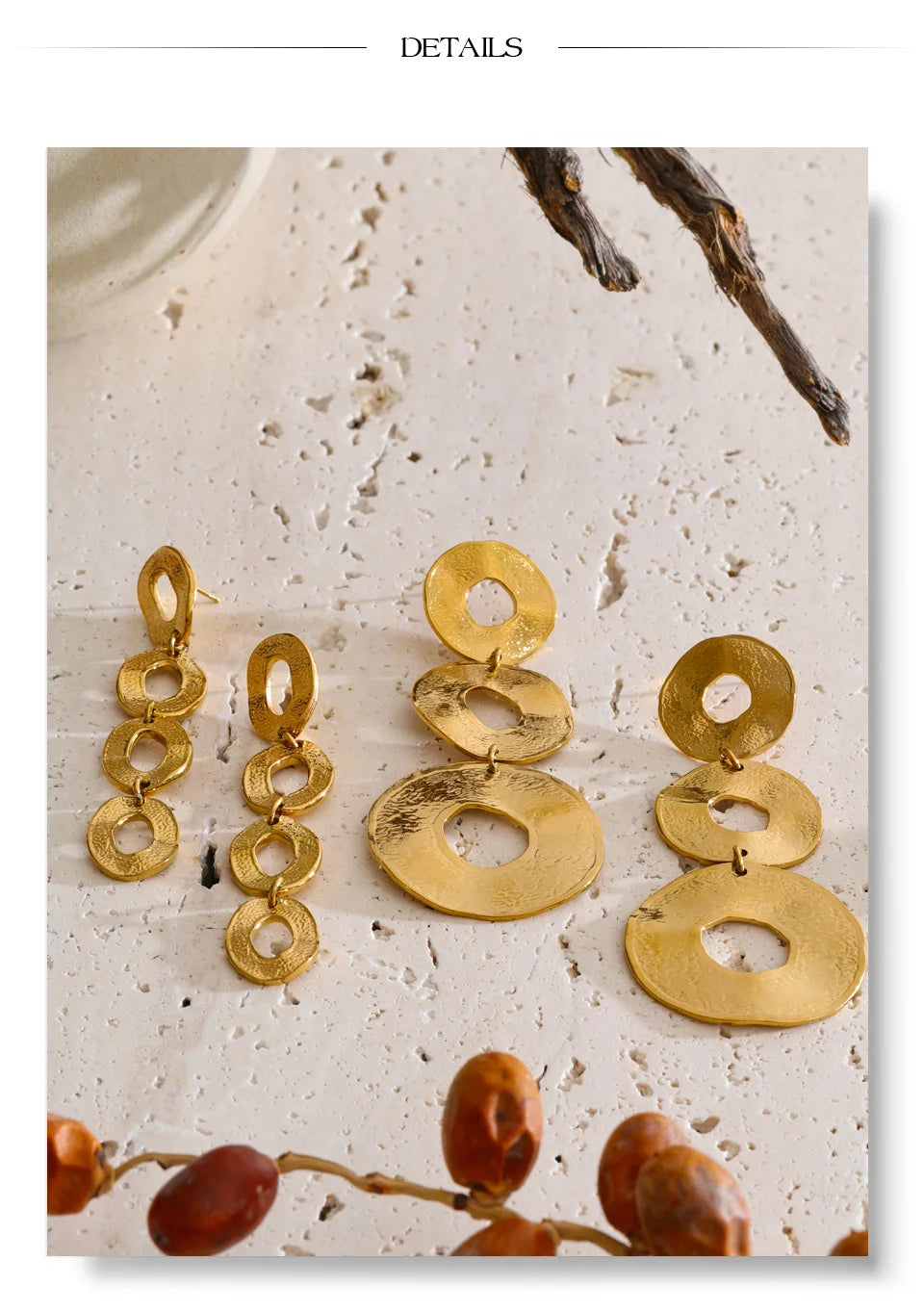 Geometric earrings in gold-plated stainless steel.