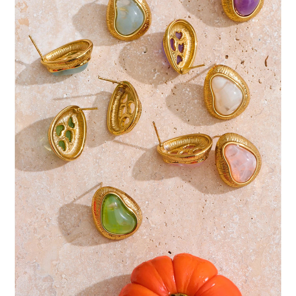Resin acrylic heart earrings in gold-plated stainless steel with resin and acrylic.