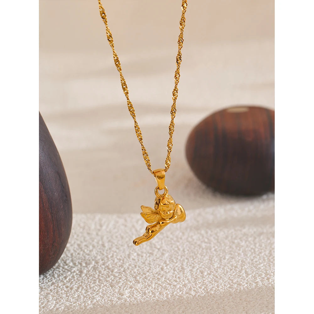 Heart geometric necklace in gold-plated stainless steel.