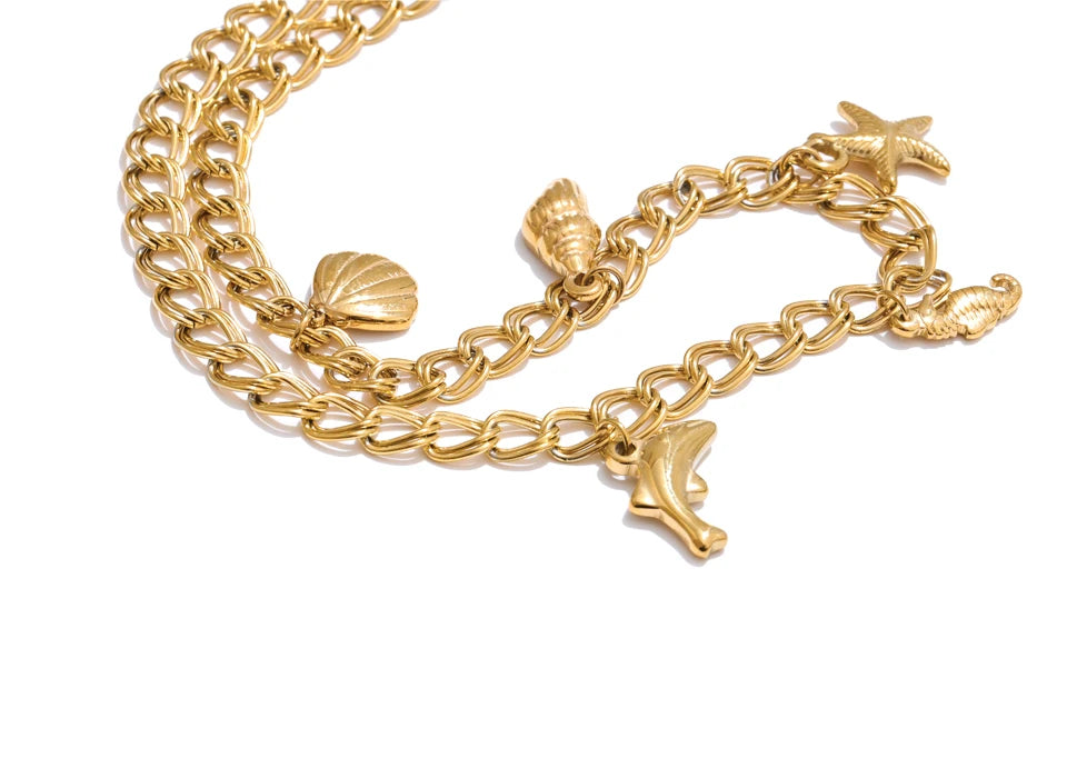 Shell star geometric necklace in gold-plated stainless steel with shell.