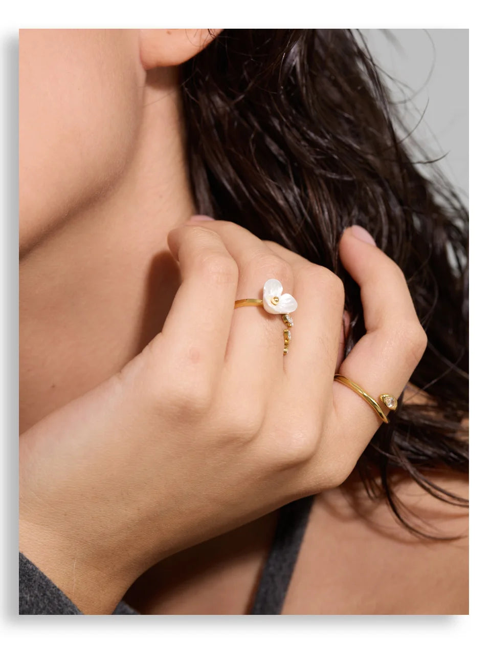Cubic zirconia snake geometric ring in 18K gold-plated stainless steel with cubic zirconia.