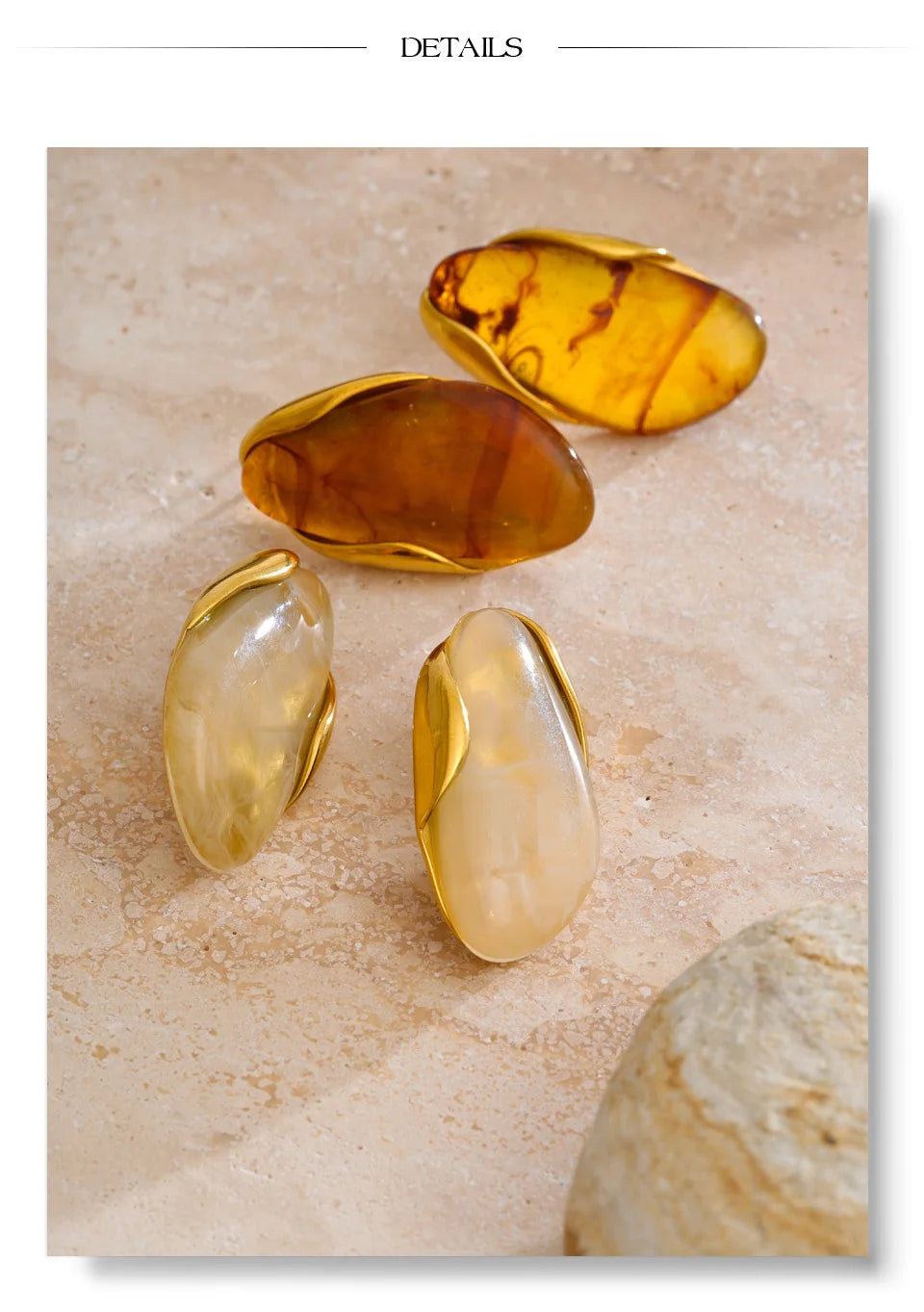 Resin geometric earrings in gold-plated stainless steel with resin.