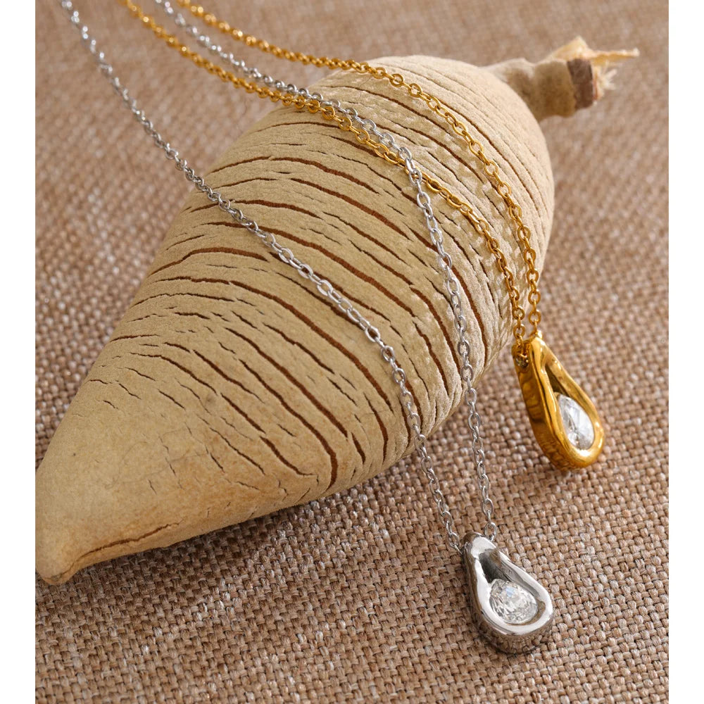 Cubic zirconia geometric necklace in gold-plated stainless steel with cubic zirconia.