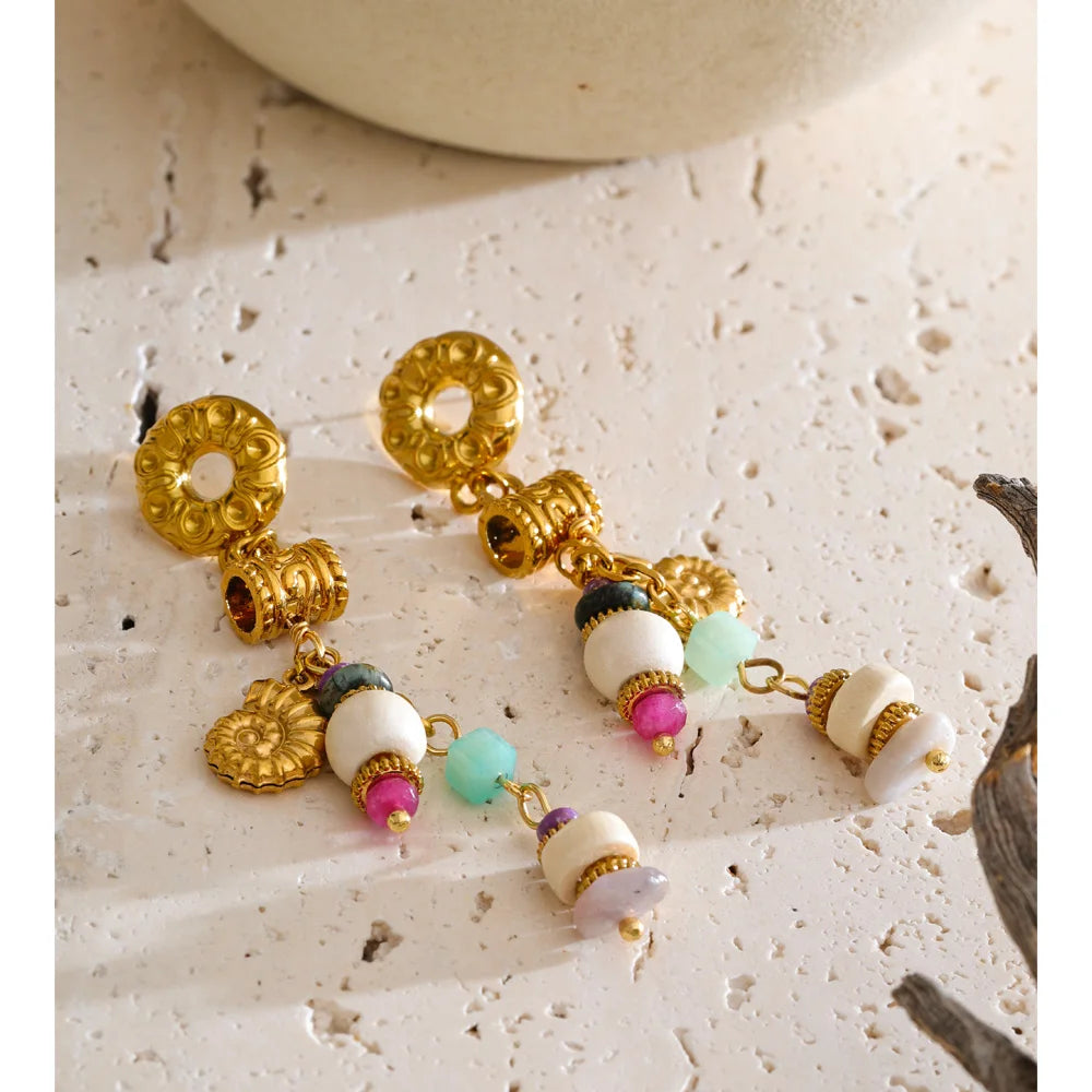Natural stone geometric earrings in gold-plated stainless steel with natural stone.