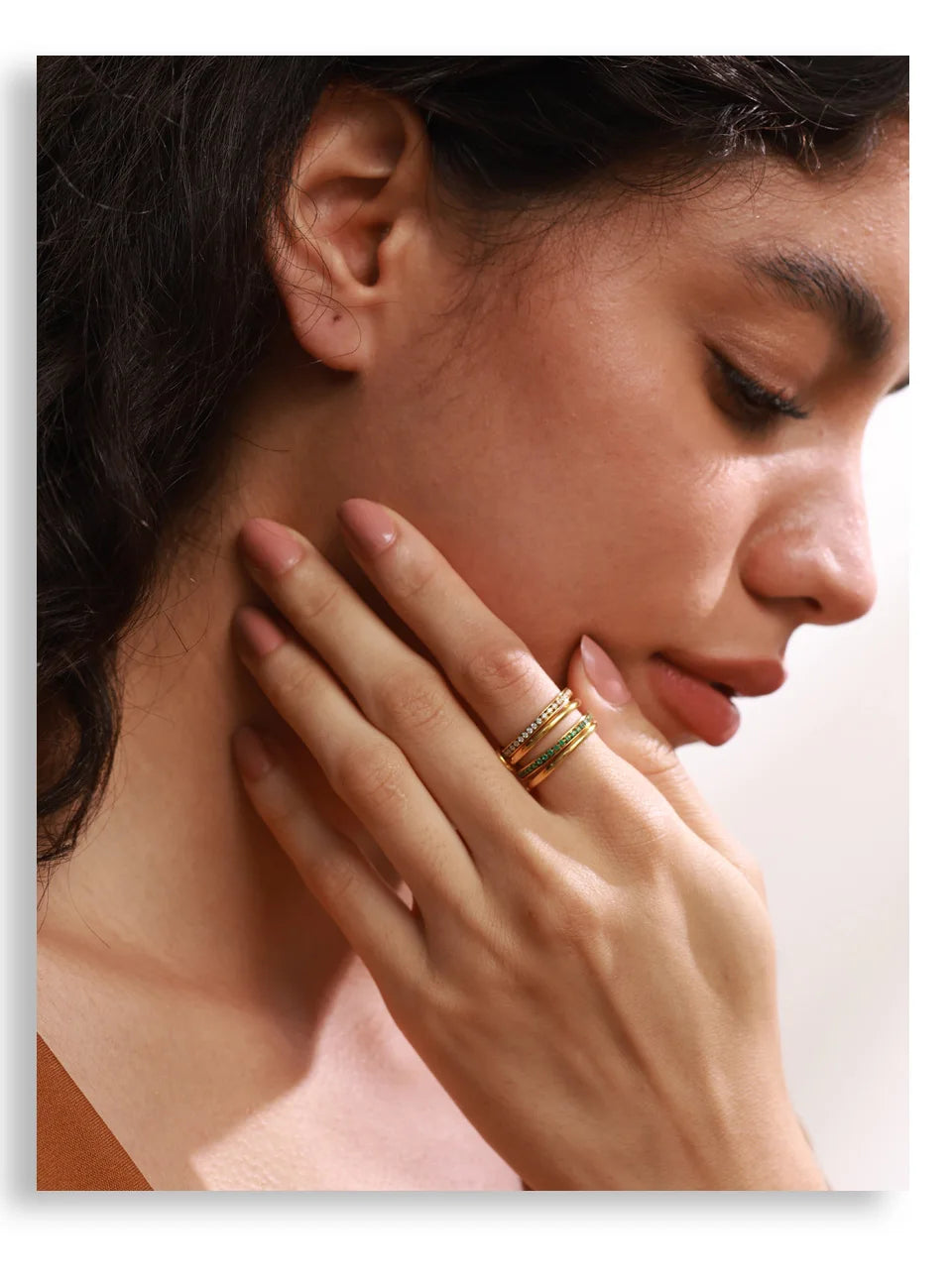 White cubic zirconia geometric ring in 18K gold-plated stainless steel with cubic zirconia.