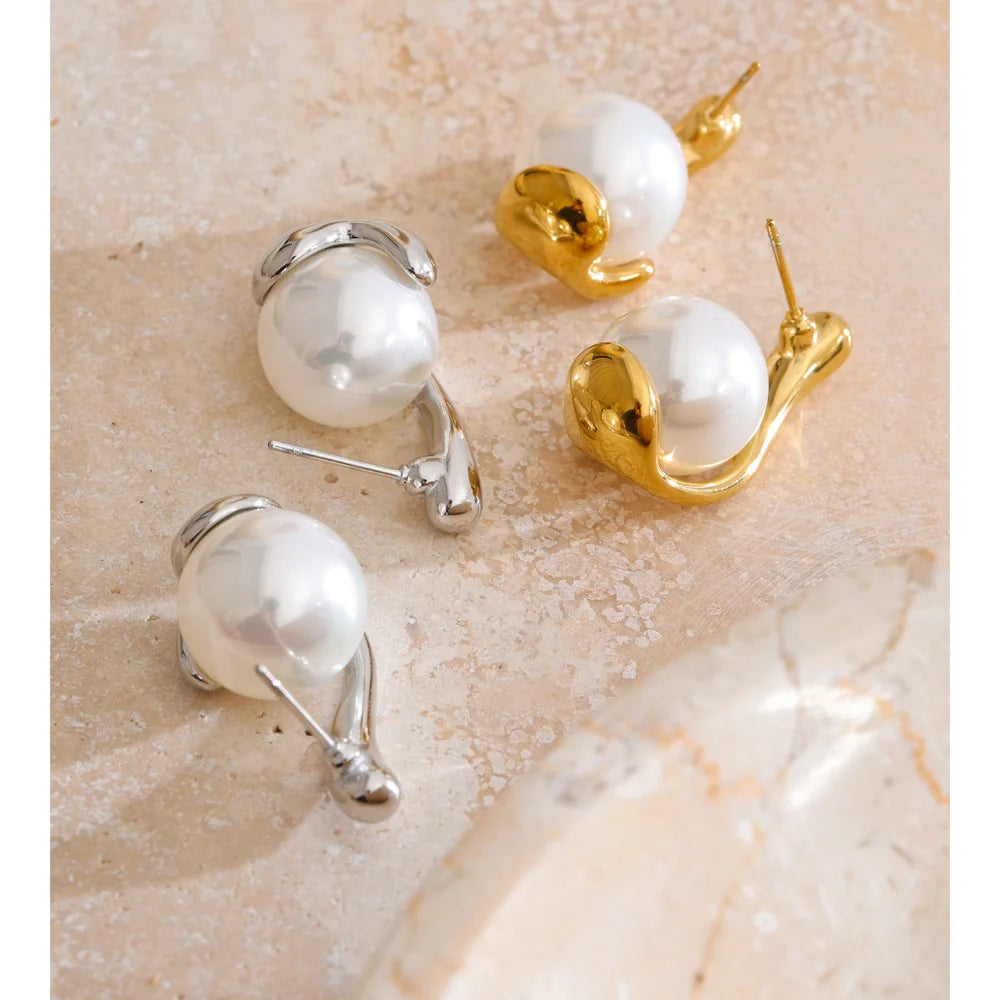 Pearl geometric earrings in gold-plated stainless steel with pearl.