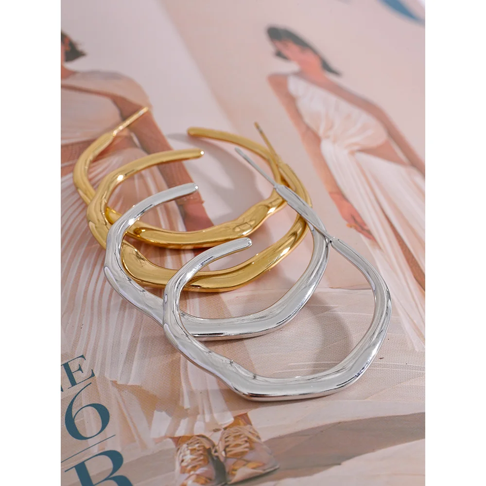 Minimalist geometric earrings in gold-plated stainless steel.