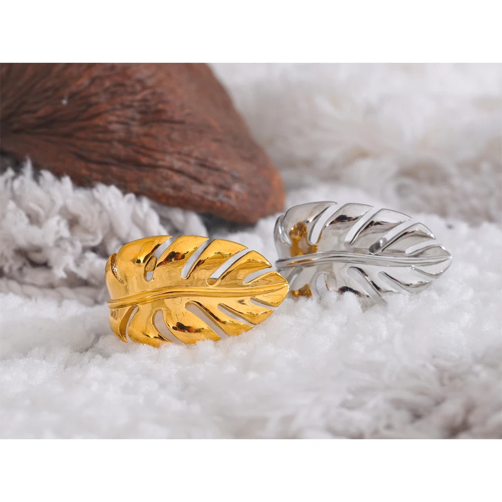 Geometric ring in 18K gold-plated stainless steel.