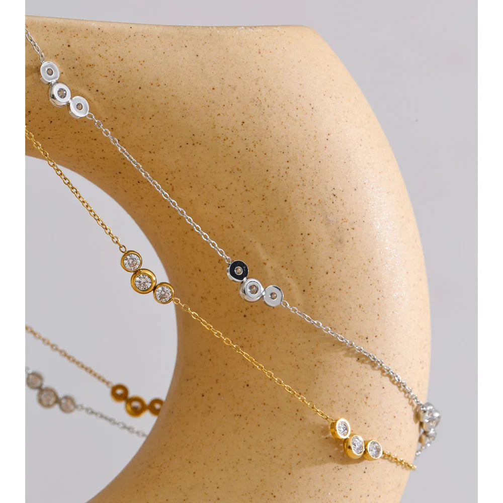 Cubic zirconia geometric chain necklace in gold-plated stainless steel with cubic zirconia.