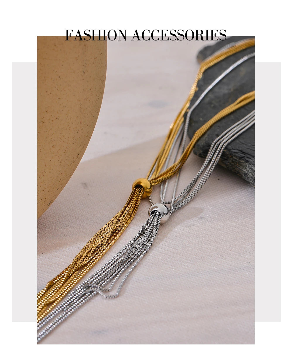 Geometric chain necklace in gold-plated stainless steel.