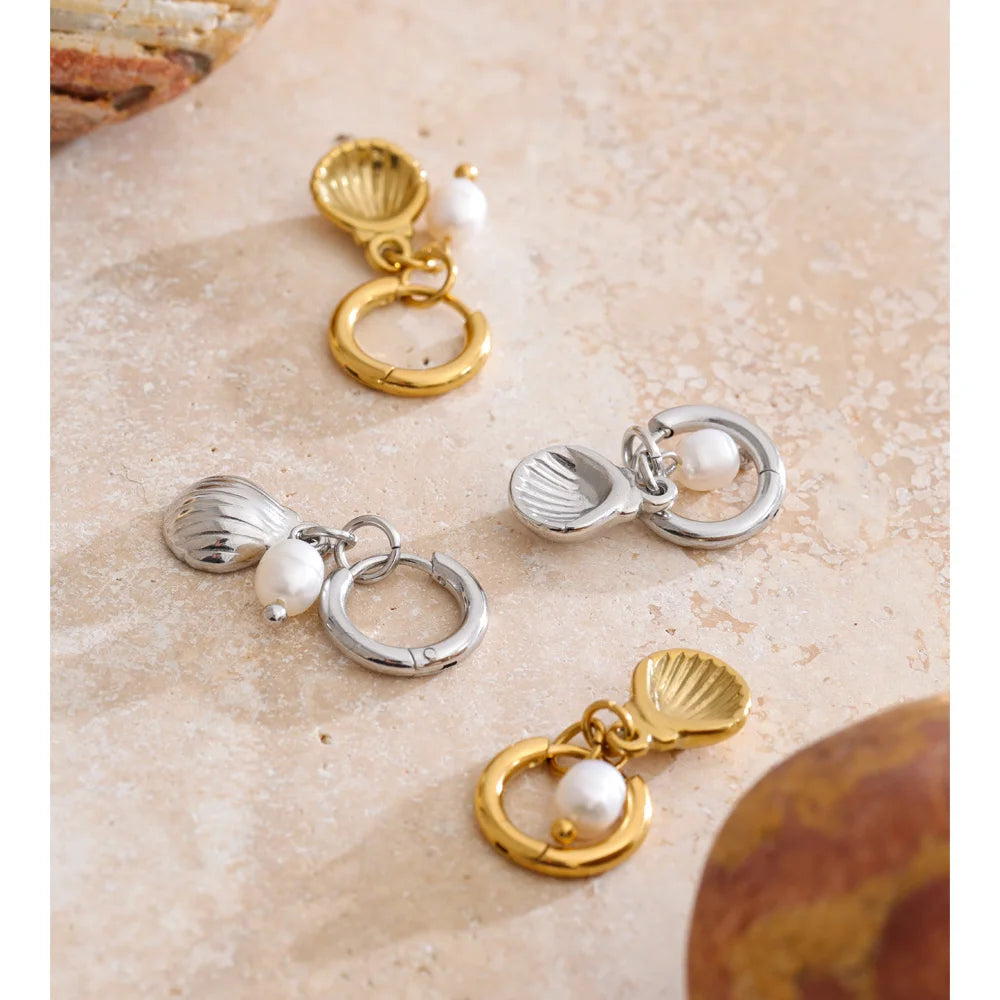 Freshwater pearl shell geometric earrings in gold-plated stainless steel with freshwater pearl and shell.