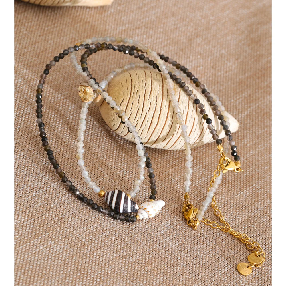 Crystal geometric necklace in gold-plated stainless steel with crystal.