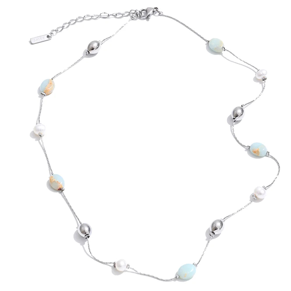 Pearl natural stone beaded necklace in gold-plated stainless steel with pearl and natural stone.