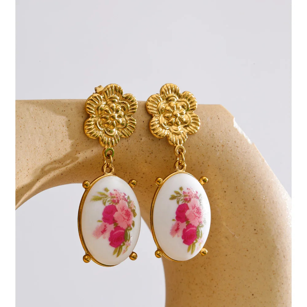 Resin flower earrings in gold-plated stainless steel with resin.