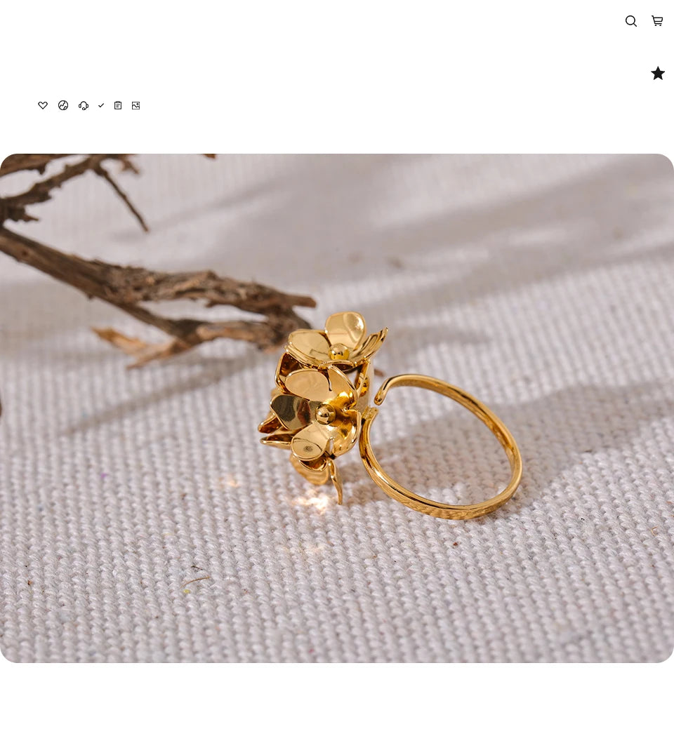 Flower ring in 18K gold-plated stainless steel.
