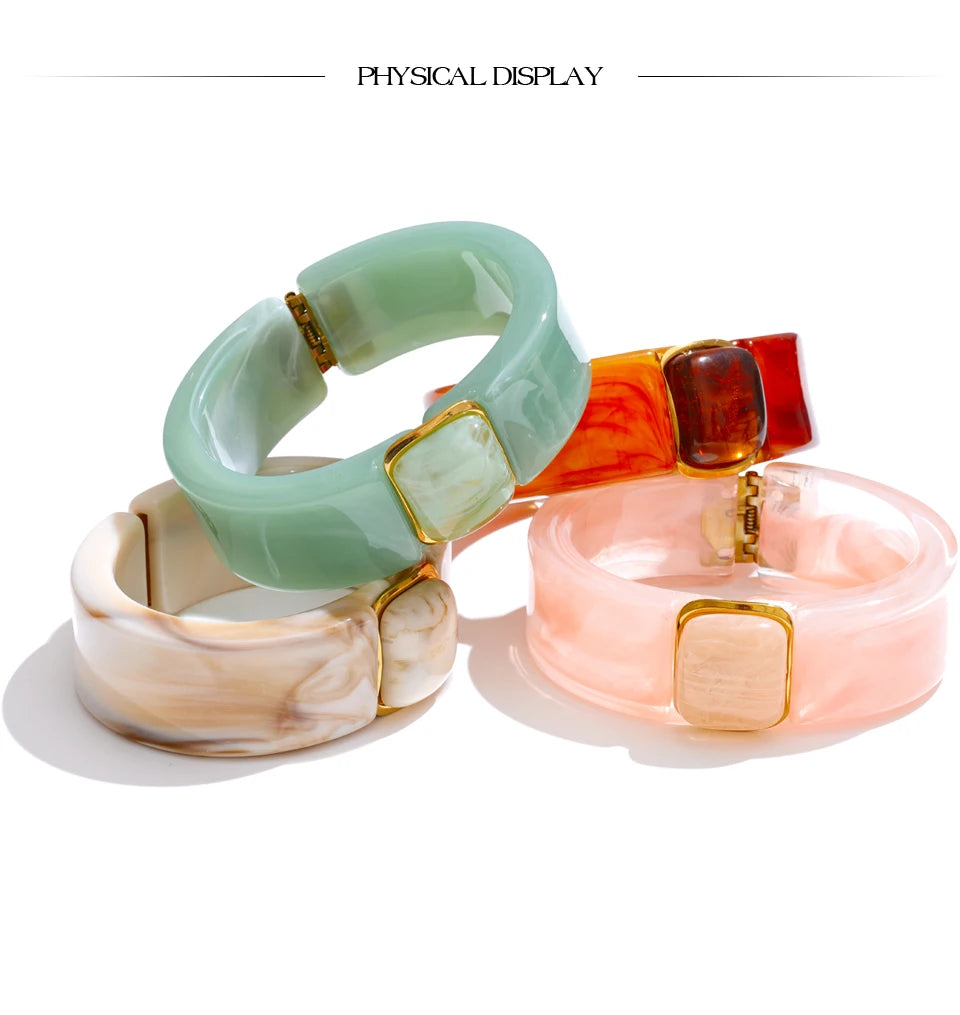 Green acrylic geometric bracelet in gold-plated stainless steel with acrylic.