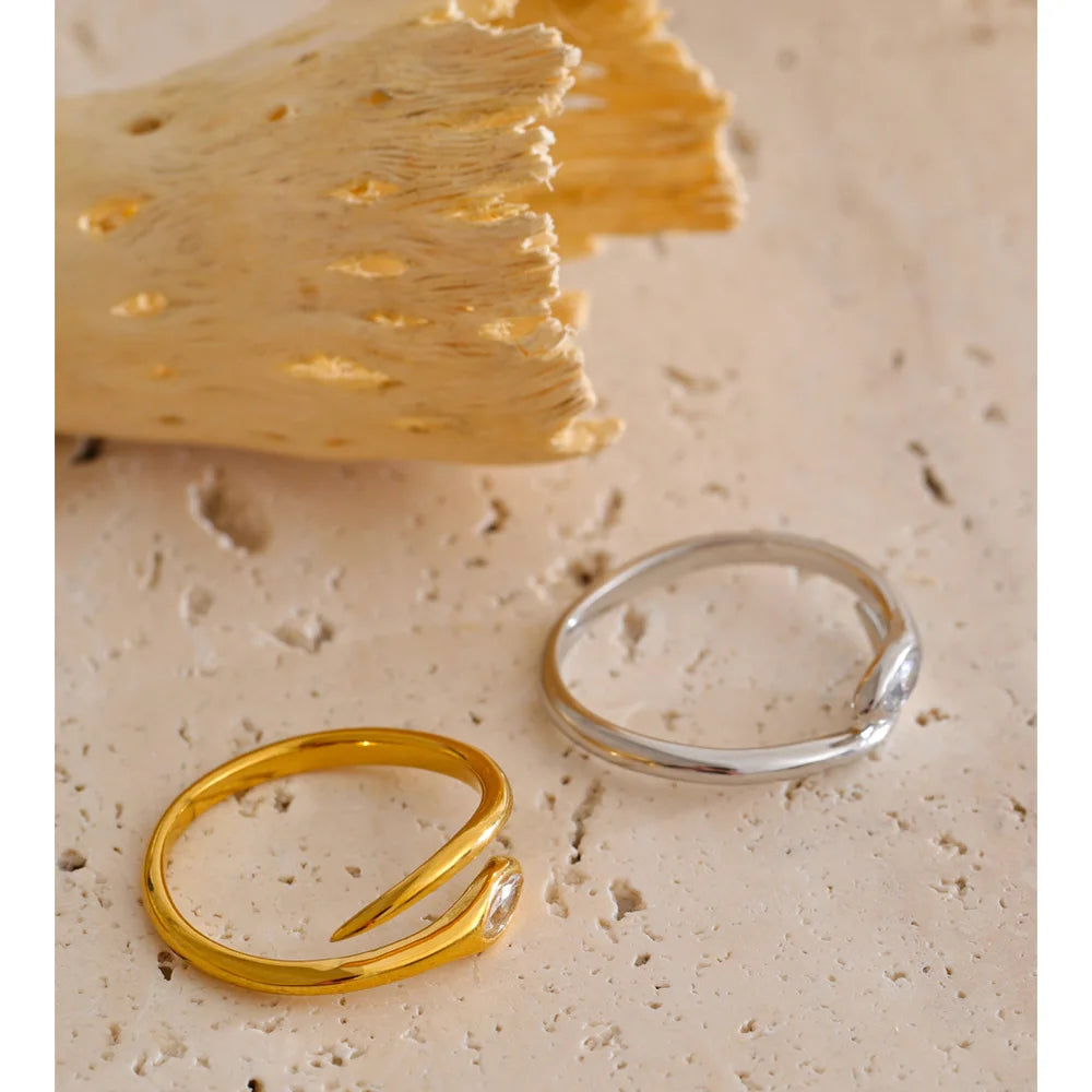 Cubic zirconia snake geometric ring in 18K gold-plated stainless steel with cubic zirconia.