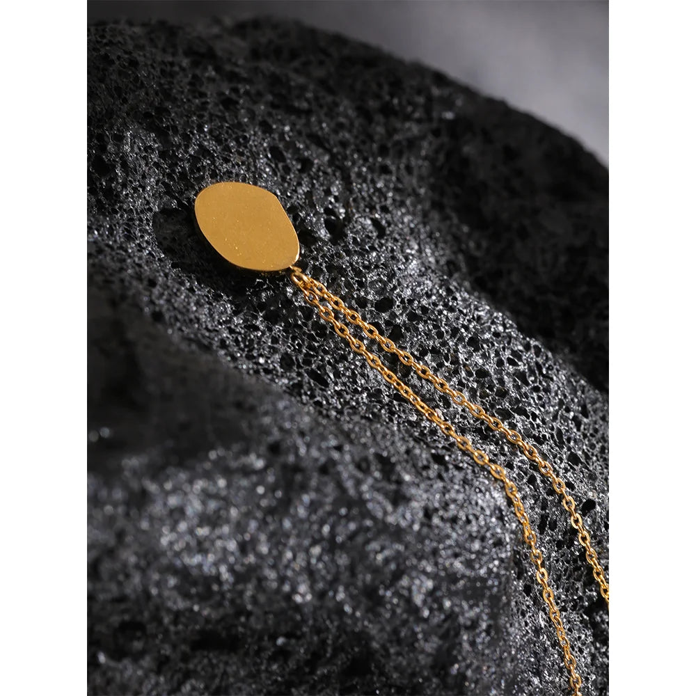 Natural stone minimalist geometric necklace in gold-plated stainless steel with natural stone.