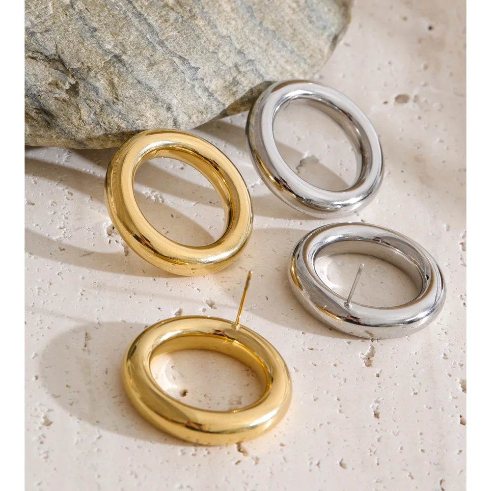Geometric earrings in gold-plated stainless steel.
