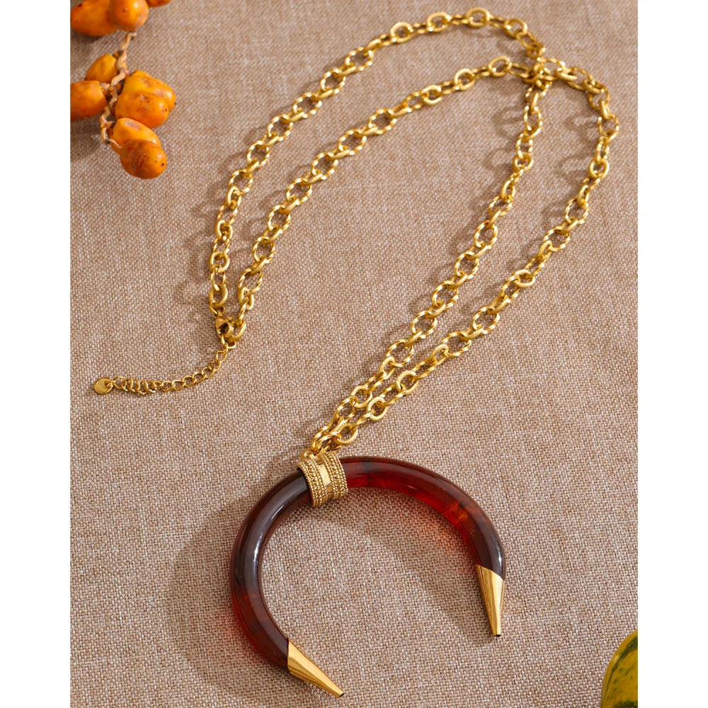 Resin geometric necklace in gold-plated stainless steel with resin.