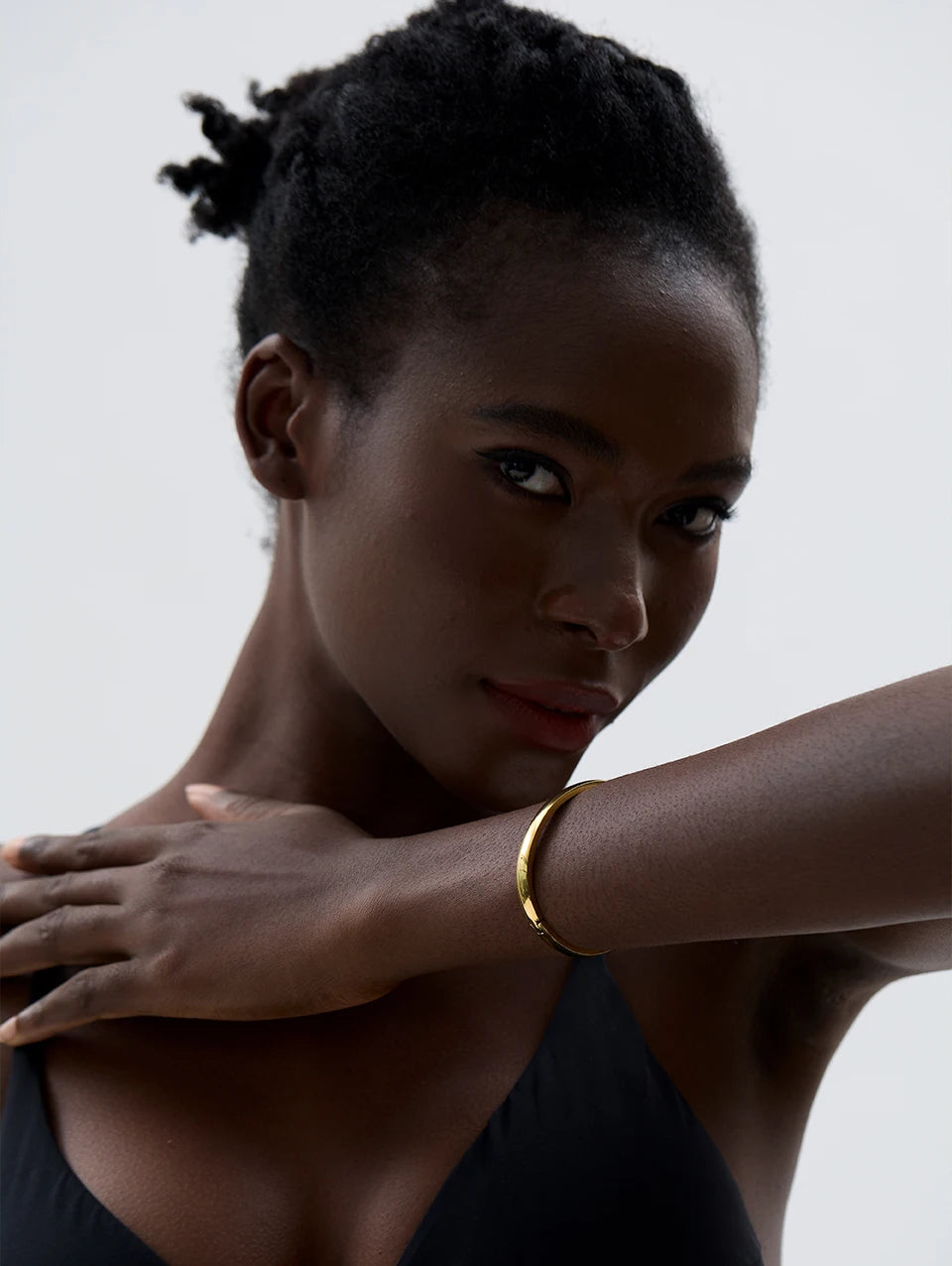Geometric bracelet in gold-plated stainless steel.