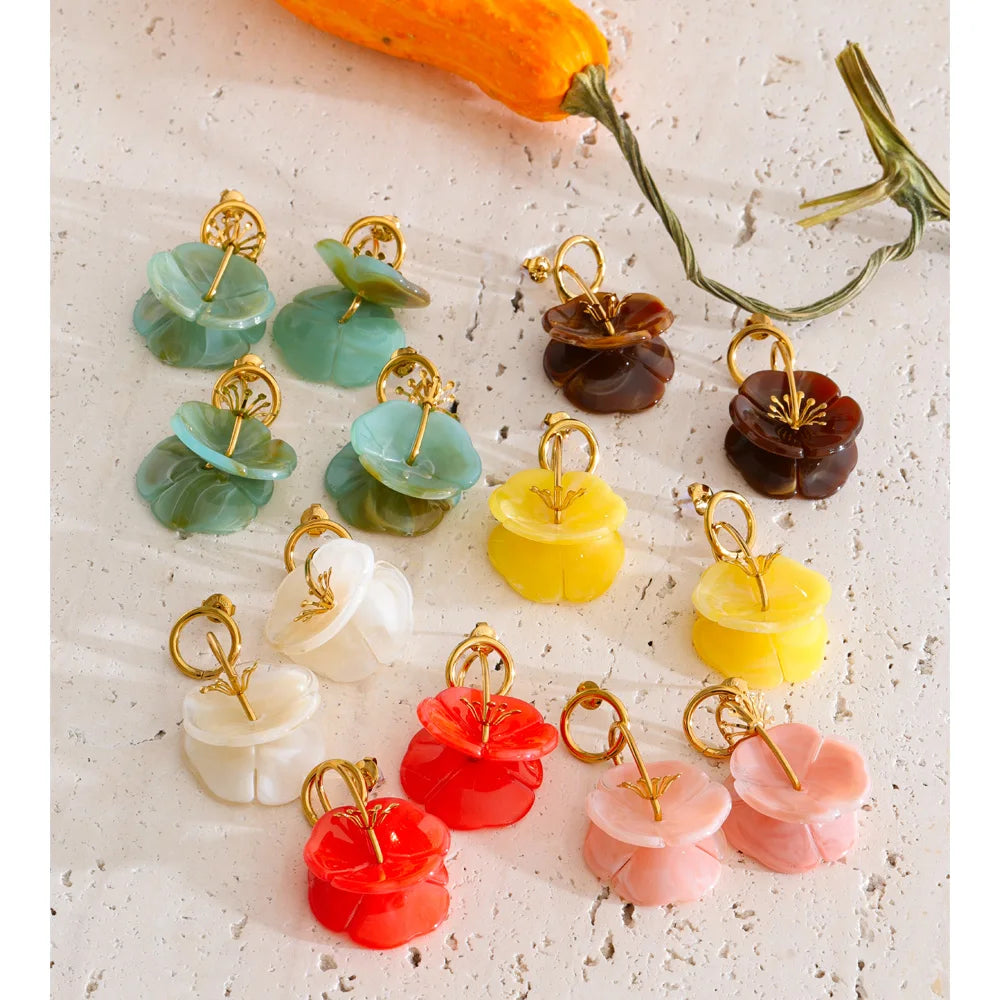 Resin acrylic flower earrings in gold-plated stainless steel with resin and acrylic.