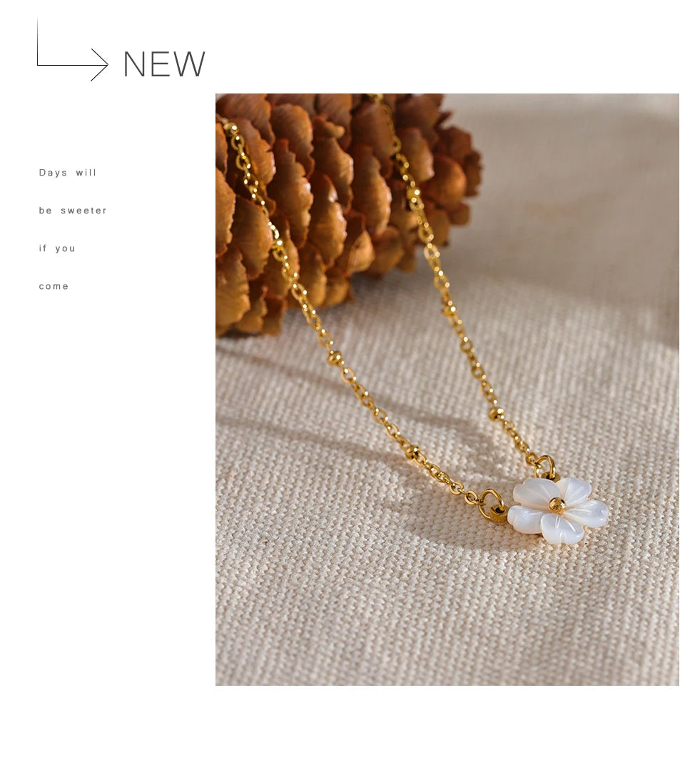 Shell flower chain necklace in gold-plated stainless steel with shell.