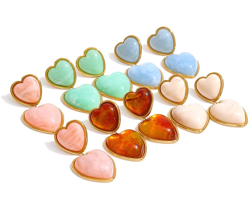 Resin acrylic heart earrings in gold-plated stainless steel with resin and acrylic.