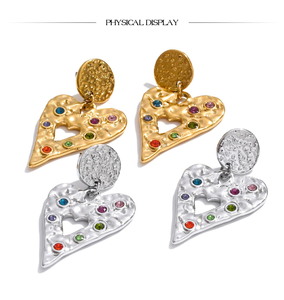 Cubic zirconia heart hammered earrings in gold-plated stainless steel with cubic zirconia.