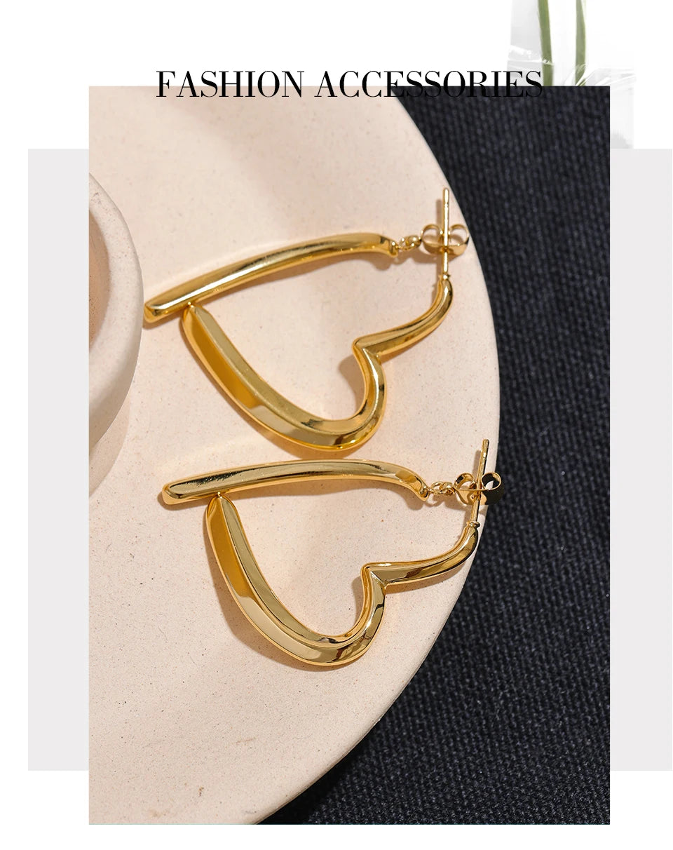 Heart minimalist earrings in gold-plated stainless steel.