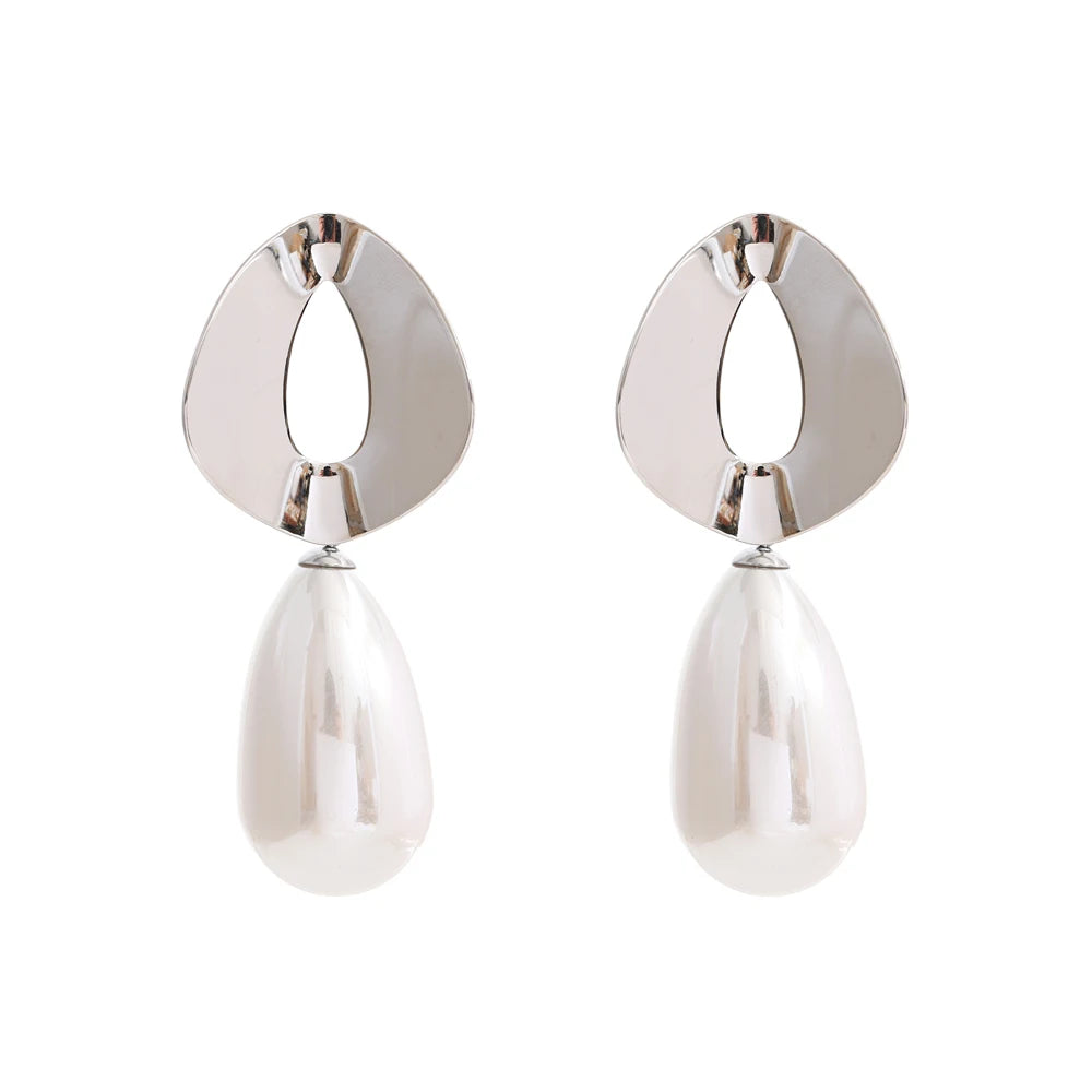 Pearl geometric earrings in gold-plated stainless steel with pearl.