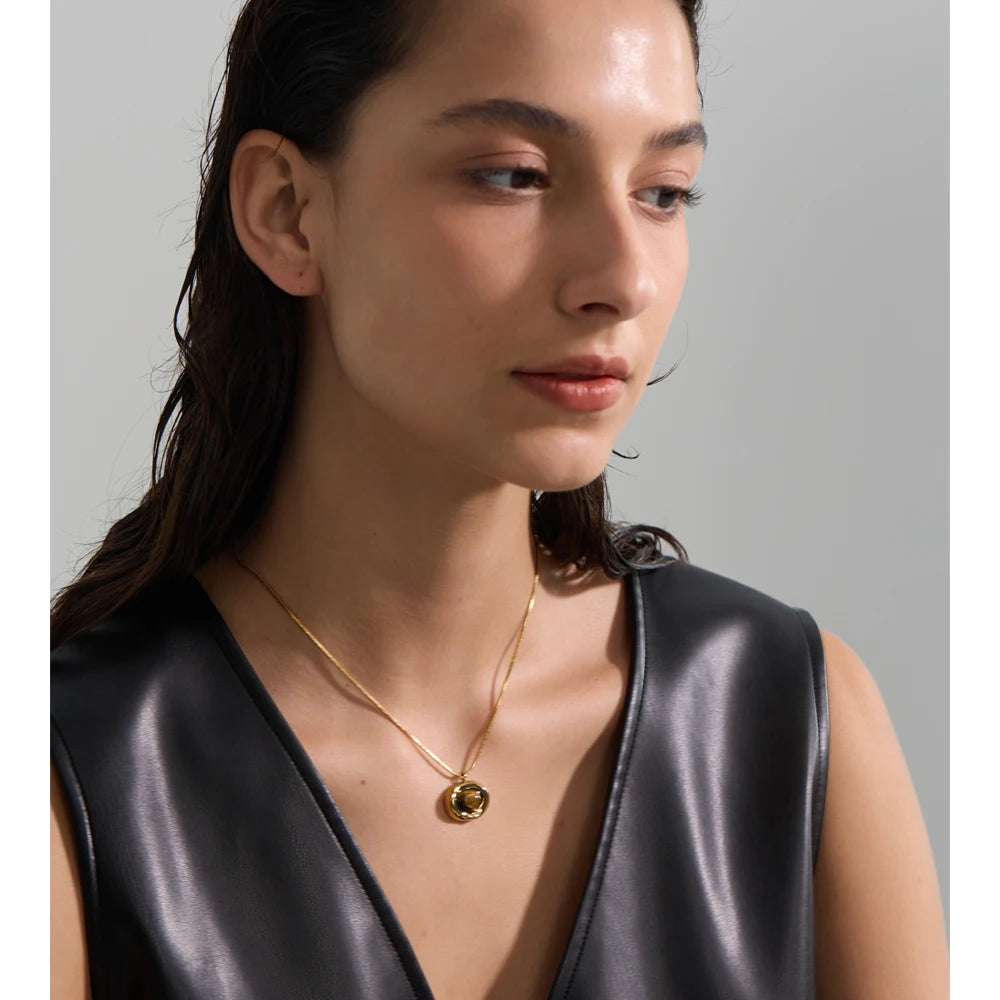 Natural stone geometric necklace in gold-plated stainless steel with natural stone.