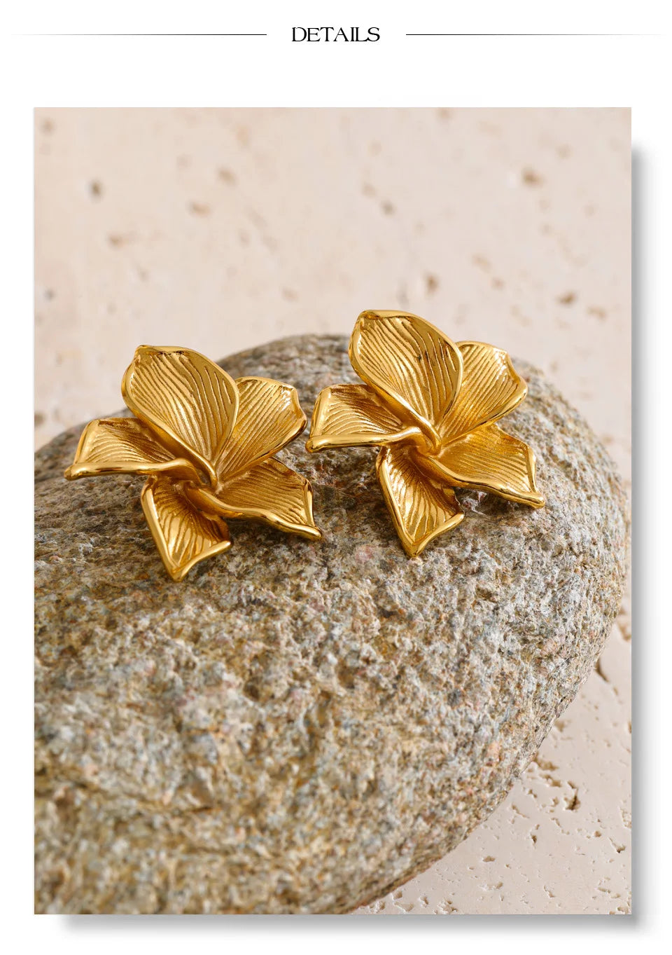 Flower earrings in gold-plated stainless steel.