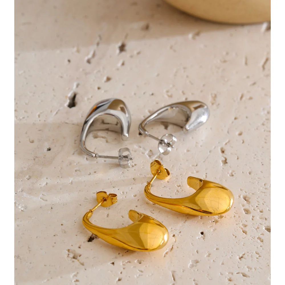 Geometric earrings in gold-plated stainless steel.