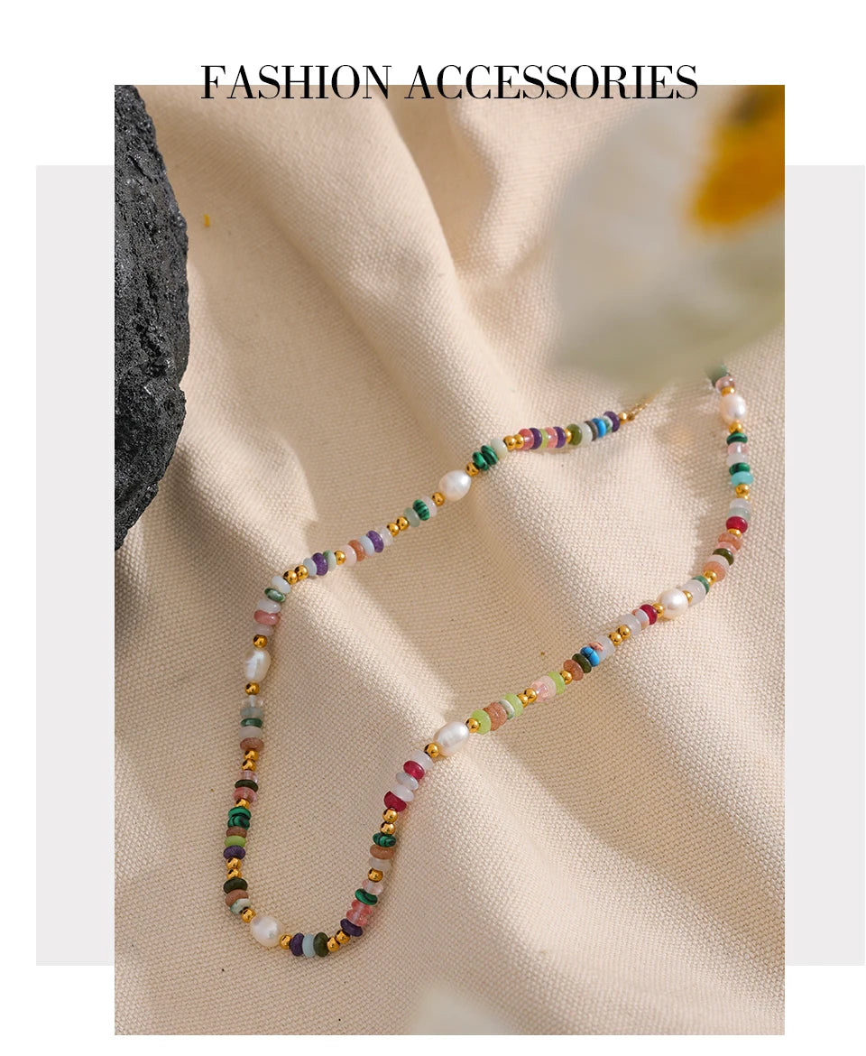 Freshwater pearl natural stone multi-color necklace in gold-plated stainless steel with freshwater pearl and natural stone.