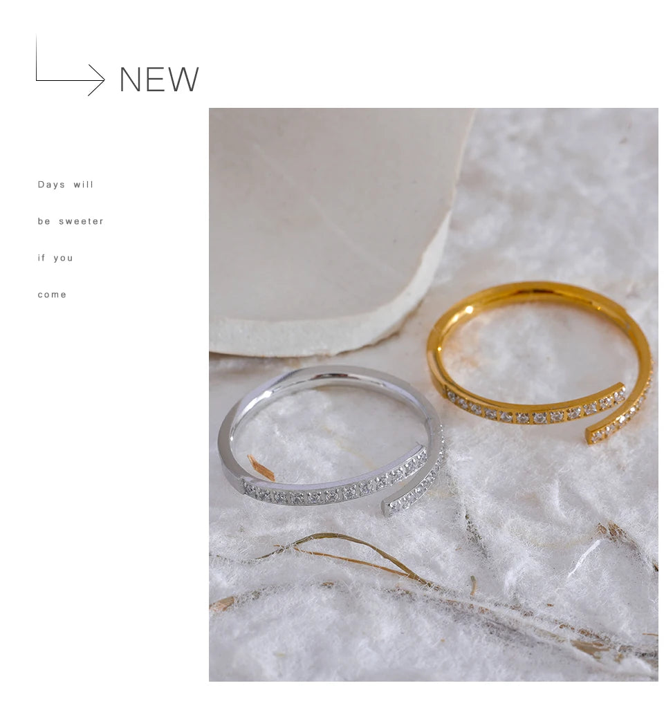 Cubic zirconia minimalist geometric ring in gold-plated stainless steel with cubic zirconia.