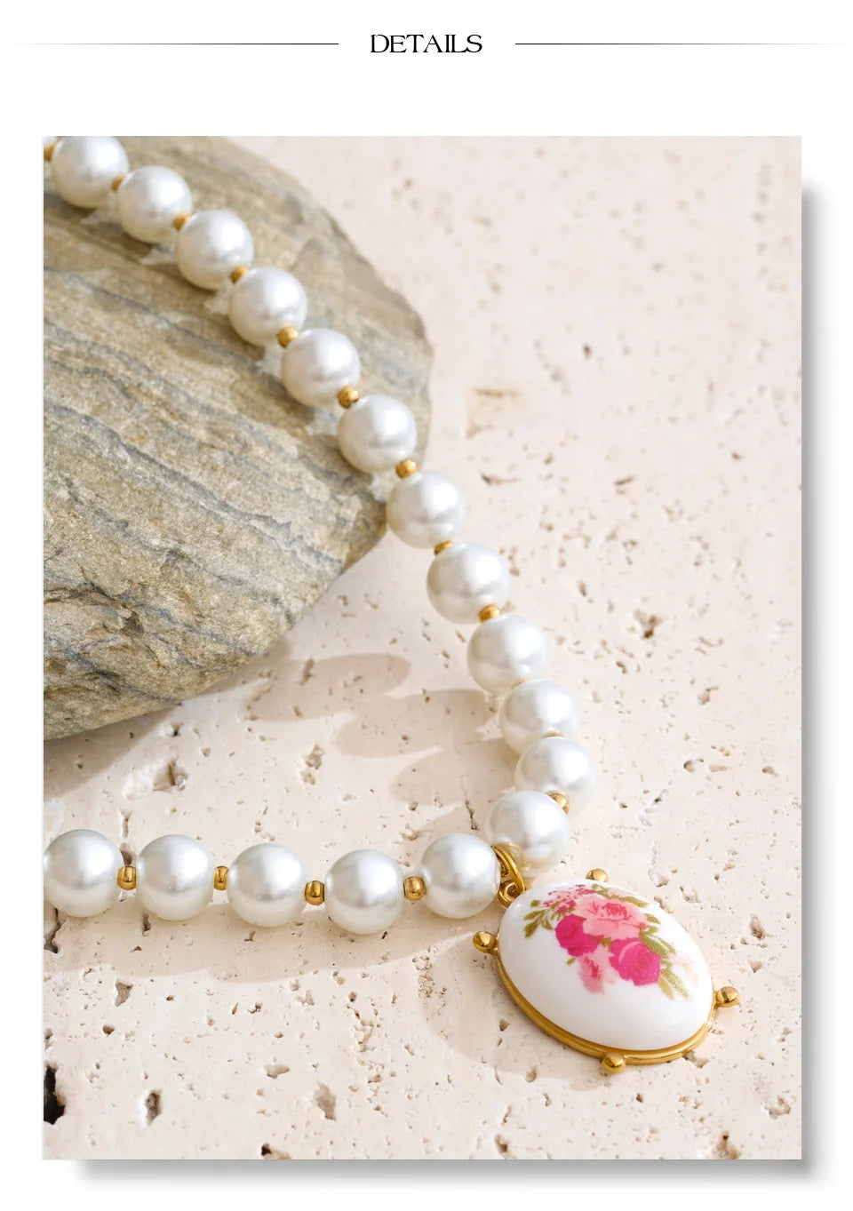 Pearl resin flower necklace in gold-plated stainless steel with pearl and resin.