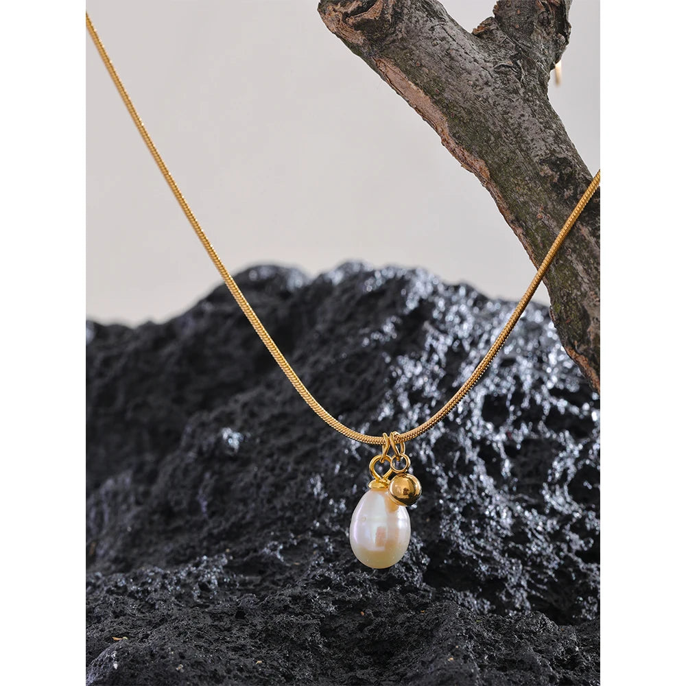 Freshwater pearl geometric necklace in gold-plated stainless steel with freshwater pearl.