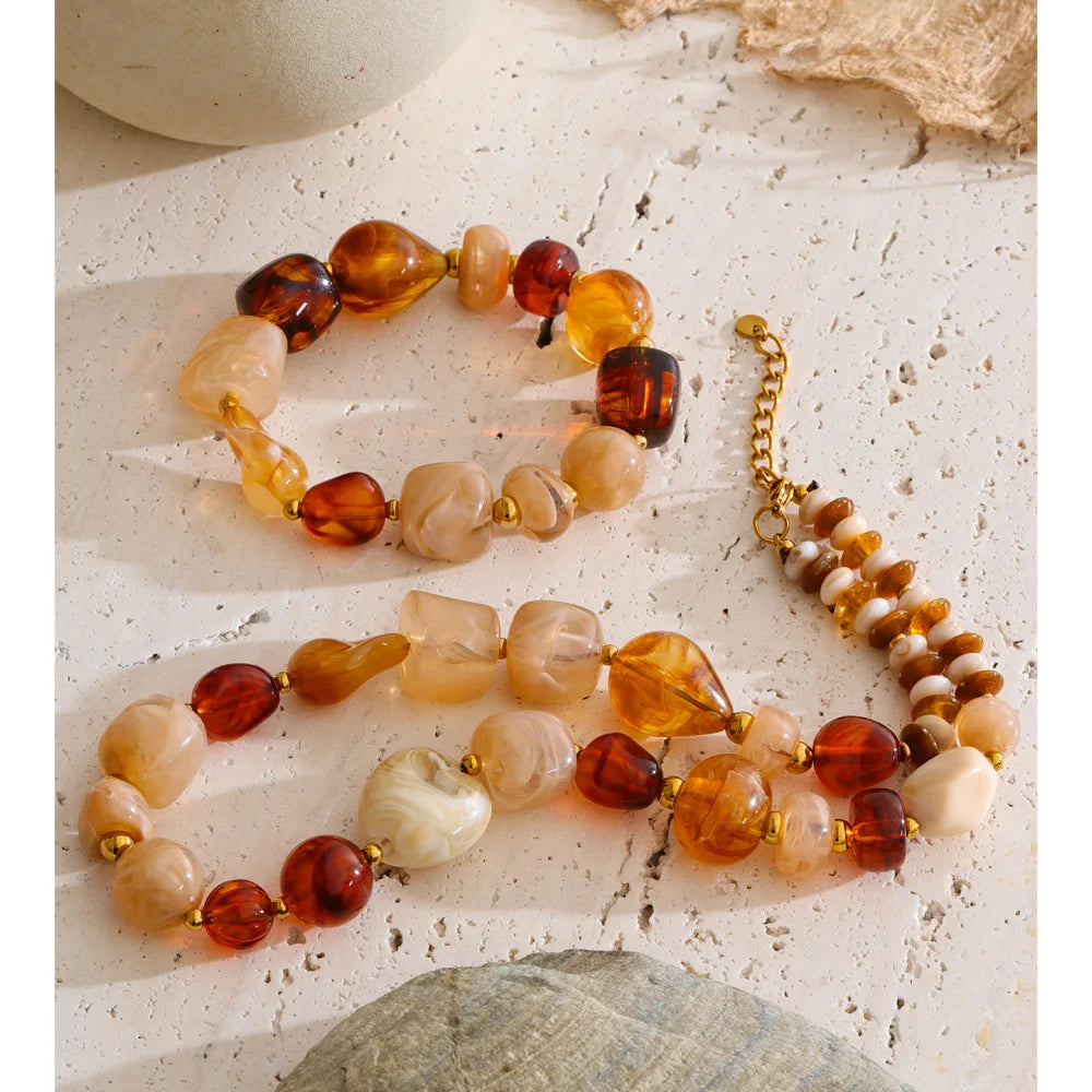 Resin acrylic beaded necklace in gold-plated stainless steel with resin and acrylic.