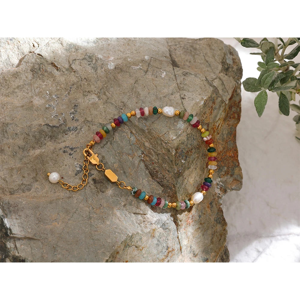 Pearl natural stone geometric necklace in gold-plated stainless steel with pearl and natural stone.