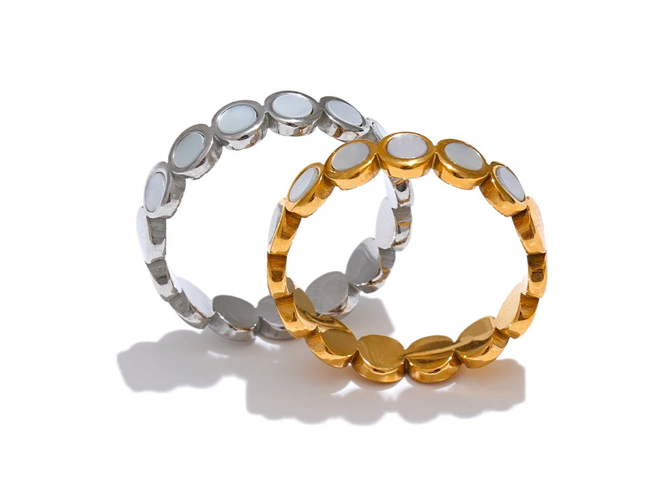 Shell geometric ring in 18K gold-plated stainless steel with shell.