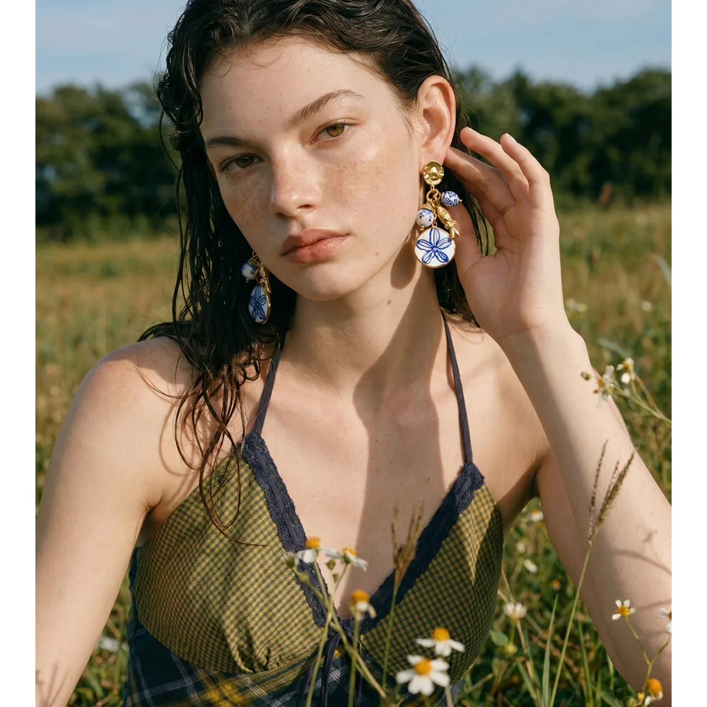 Flower beaded earrings in gold-plated stainless steel.