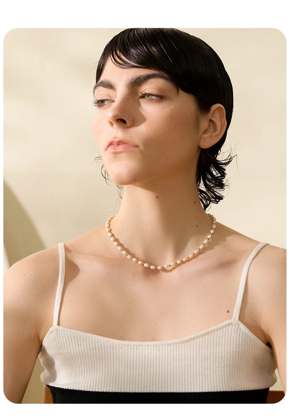 Freshwater pearl geometric necklace in gold-plated stainless steel with freshwater pearl.