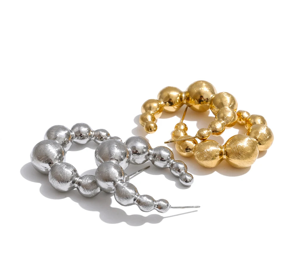 Beaded geometric earrings in gold-plated stainless steel.