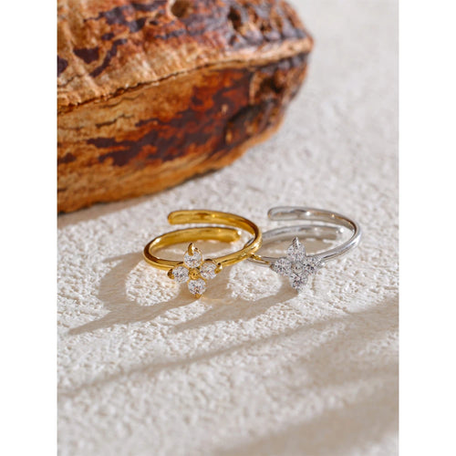 Cubic zirconia flower ring in gold-plated stainless steel with cubic zirconia.