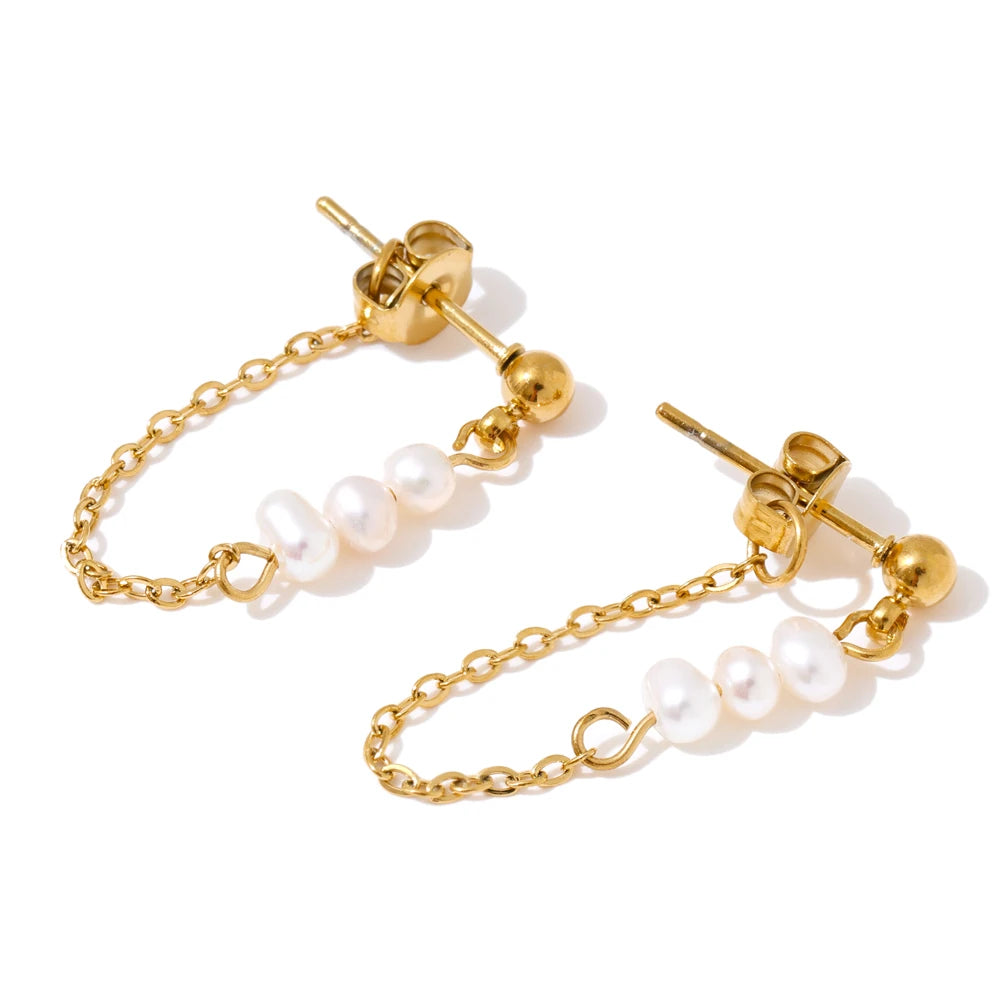 Freshwater pearl geometric chain earrings in gold-plated stainless steel with freshwater pearl.