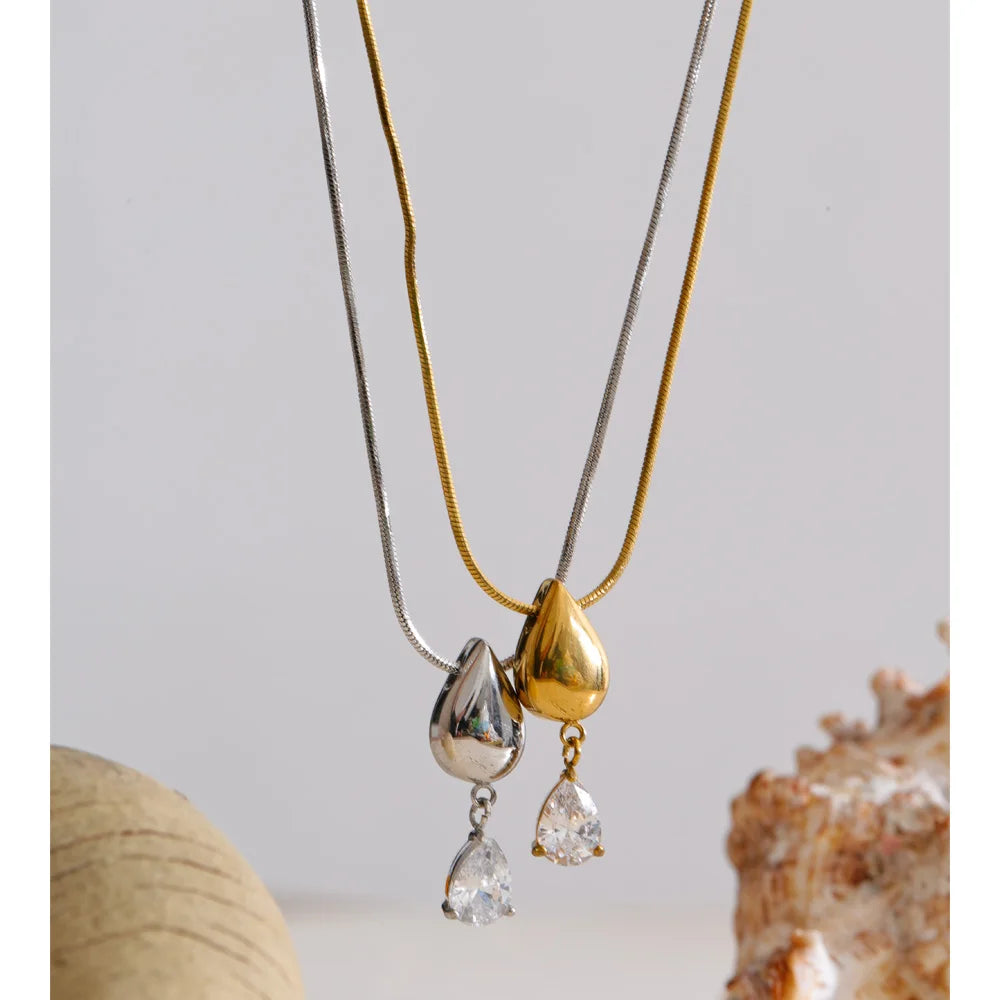 Cubic zirconia geometric necklace in gold-plated stainless steel with cubic zirconia.