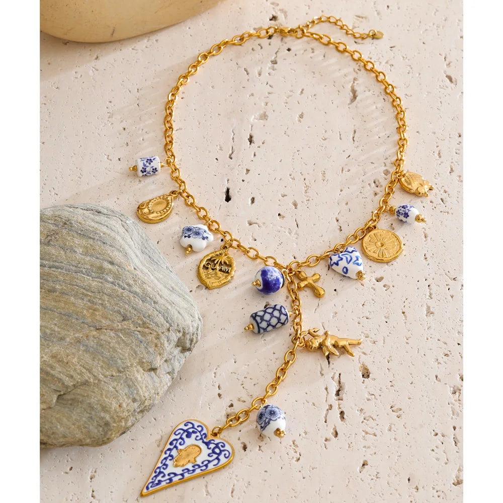 Heart flower necklace in gold-plated stainless steel.