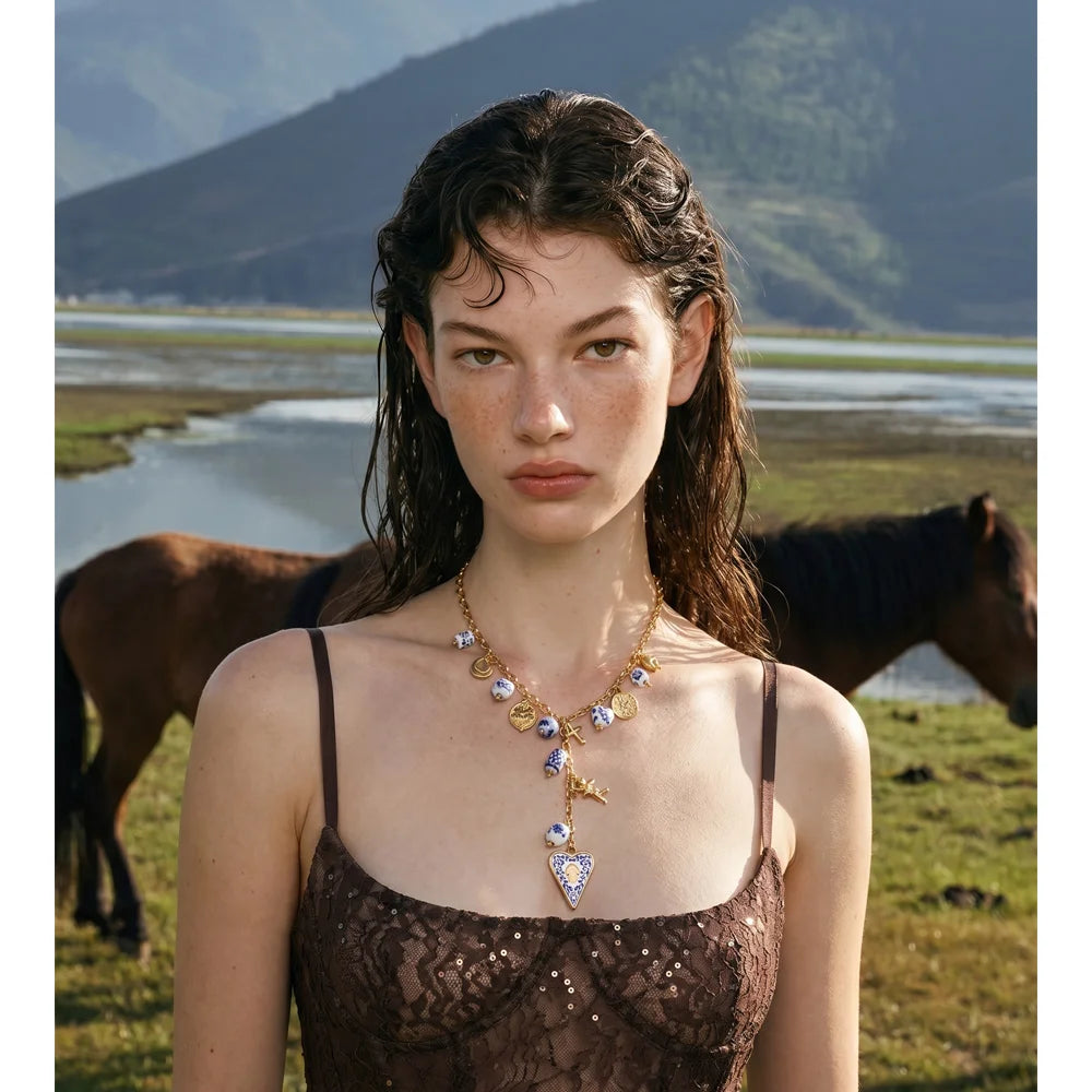 Heart flower necklace in gold-plated stainless steel.